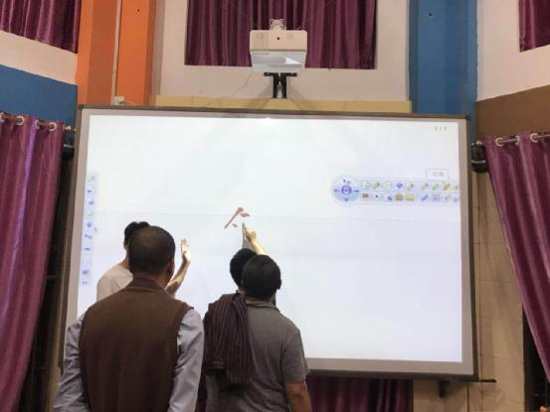 這款激光投影白紙上都能書寫,液晶交互一體機(jī)或面臨淘汰!